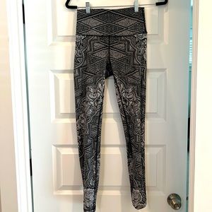 Lululemon Black and White Patterned Leggings - Size 6